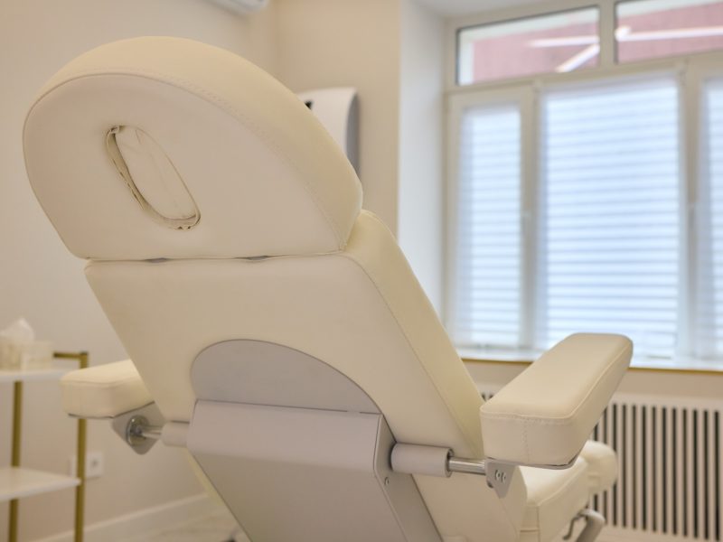 Comfortable,White,Massage,Chair,In,A,Serene,Spa,Setting,,Featuring