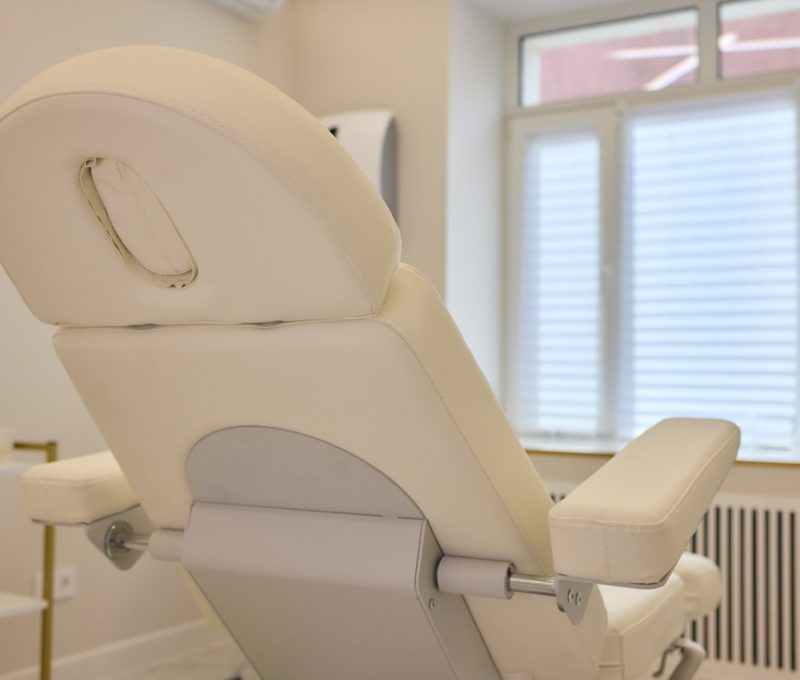 Comfortable,White,Massage,Chair,In,A,Serene,Spa,Setting,,Featuring