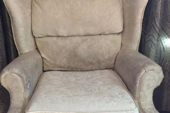 grijze-fauteuil-stofferen-voor